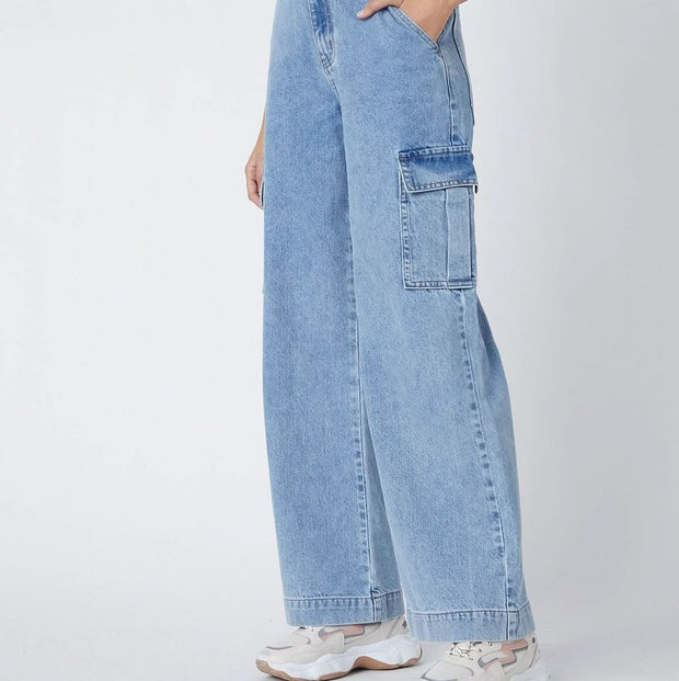 Straight fit with six pocket female jeans.